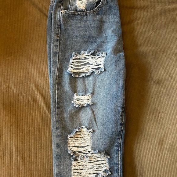 Almost Famous Boyfriend Distressed Jeans Sz 3 NWT - Picture 7 of 11